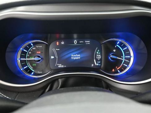 Used 2023 Chrysler Pacifica Touring-L FWD image 28