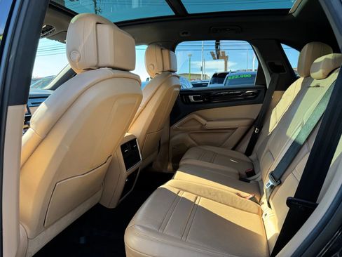 Used 2021 Porsche Cayenne image 15