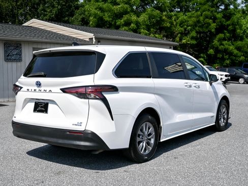 Used 2021 Toyota Sienna LE image 10