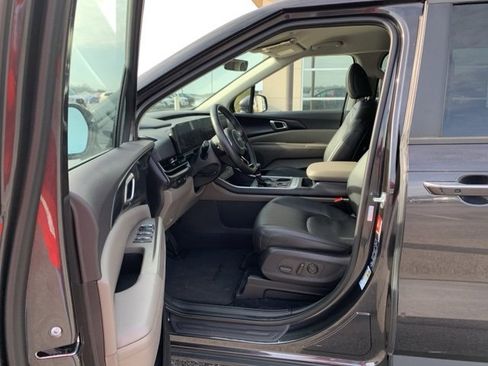 Used 2025 Kia Carnival image 9