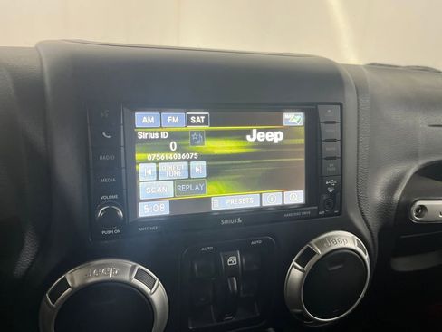 Used 2017 Jeep Wrangler Unlimited Rubicon w/ Connectivity Group image 66