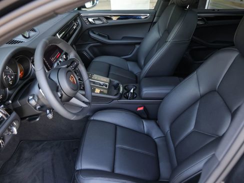 Certified 2025 Porsche Macan image 16