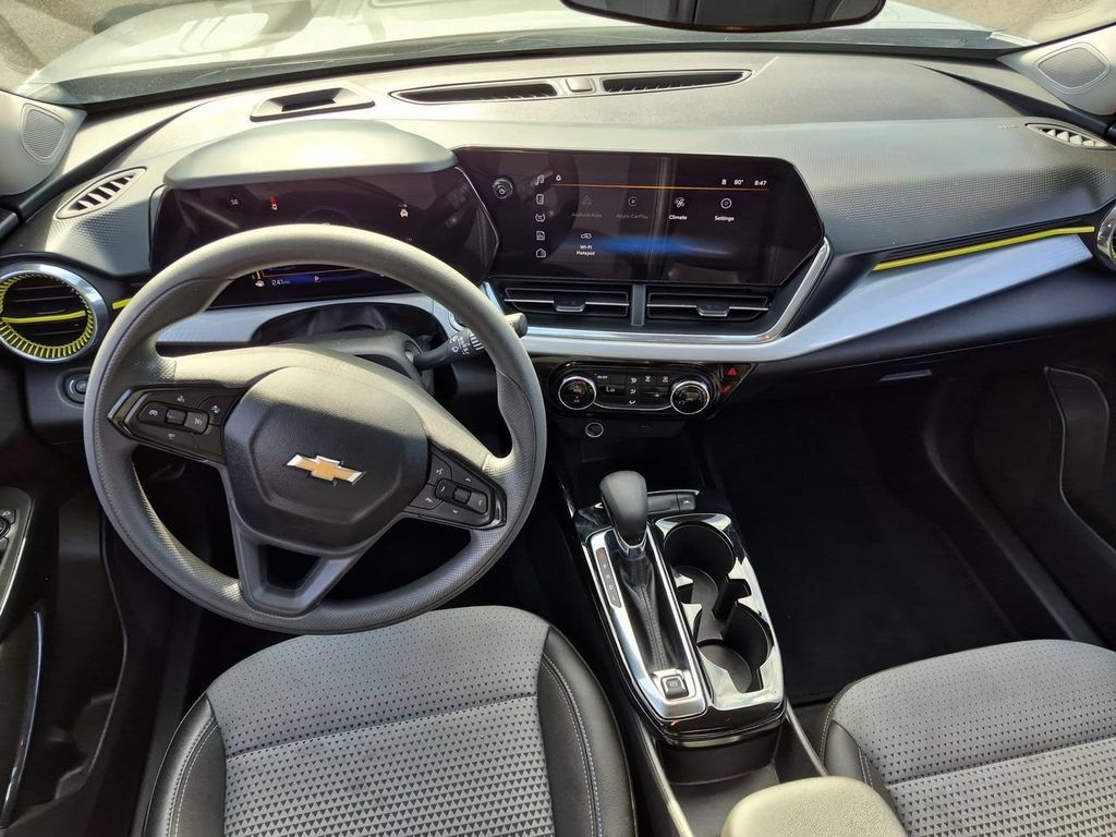 Used 2025 Chevrolet Trax LT FWD image 21