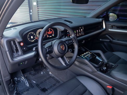 Certified 2025 Porsche Cayenne AWD/4WD image 4