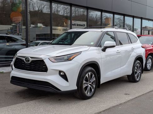Used 2023 Toyota Highlander XLE image 2