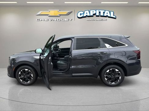 Used 2025 Kia Sorento S w/ Panoramic Sunroof Package FWD image 3