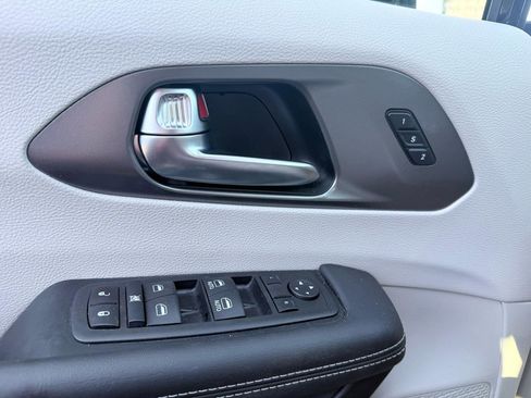 Used 2024 Chrysler Pacifica Touring-L image 25