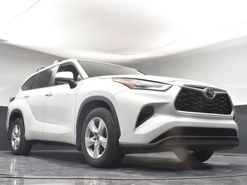 Used 2023 Toyota Highlander L image 30