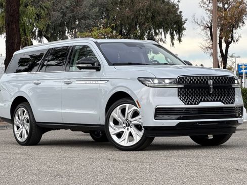 Certified 2025 Lincoln Navigator L Reserve image 2