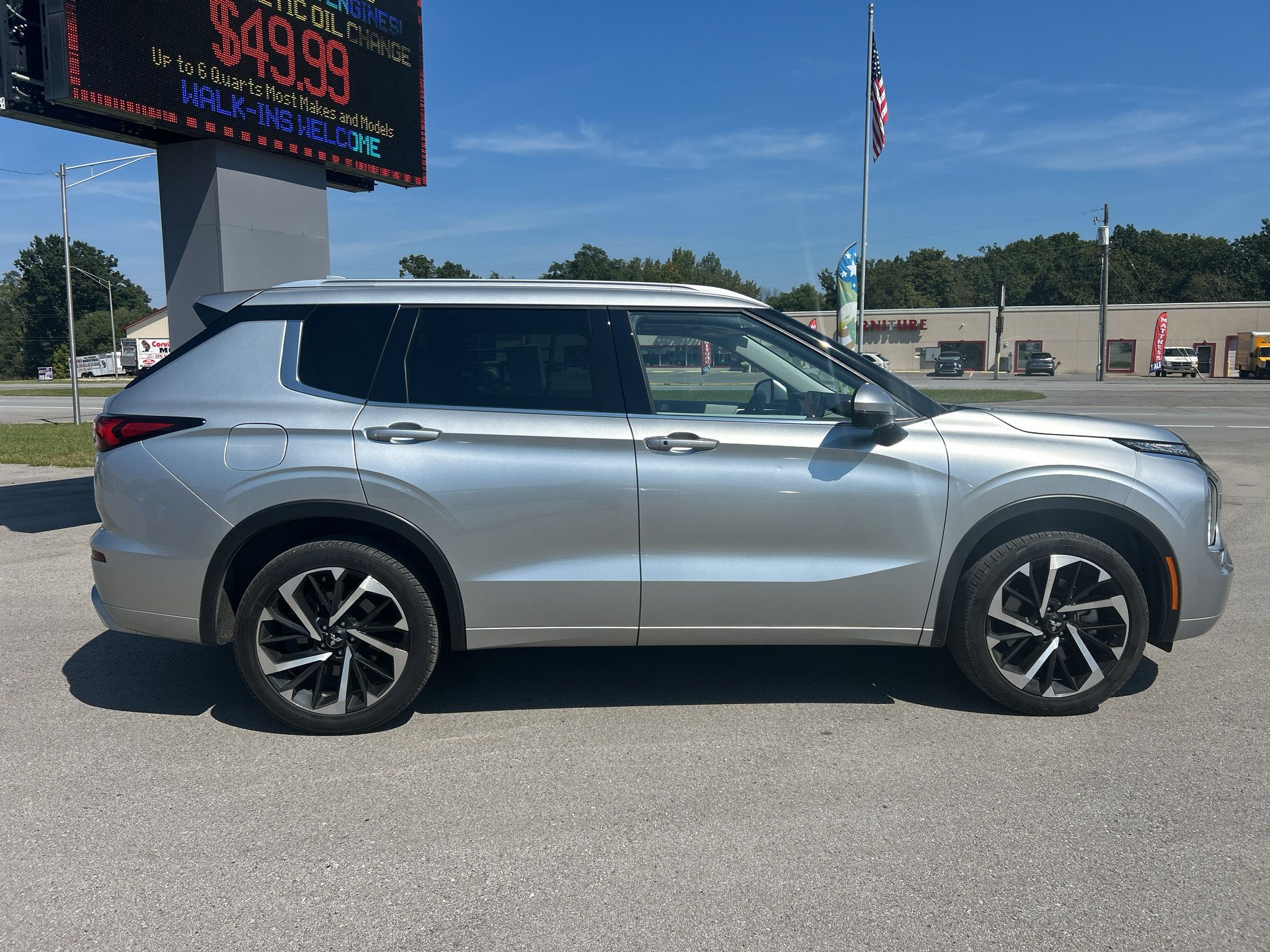 Used 2023 Mitsubishi Outlander SEL AWD/4WD image 7