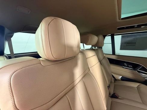 New 2025 Land Rover Range Rover Long Wheelbase SE image 26