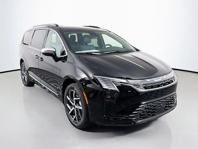 New 2027 Chrysler Pacifica Pinnacle w/ Theater Group