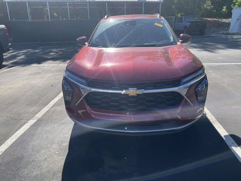 Certified 2025 Chevrolet Trax LT w/ Driver Confidence Package FWD image 2