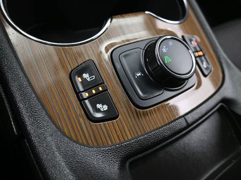 Used 2022 GMC Acadia SLE w/ Driver Convenience Package image 28