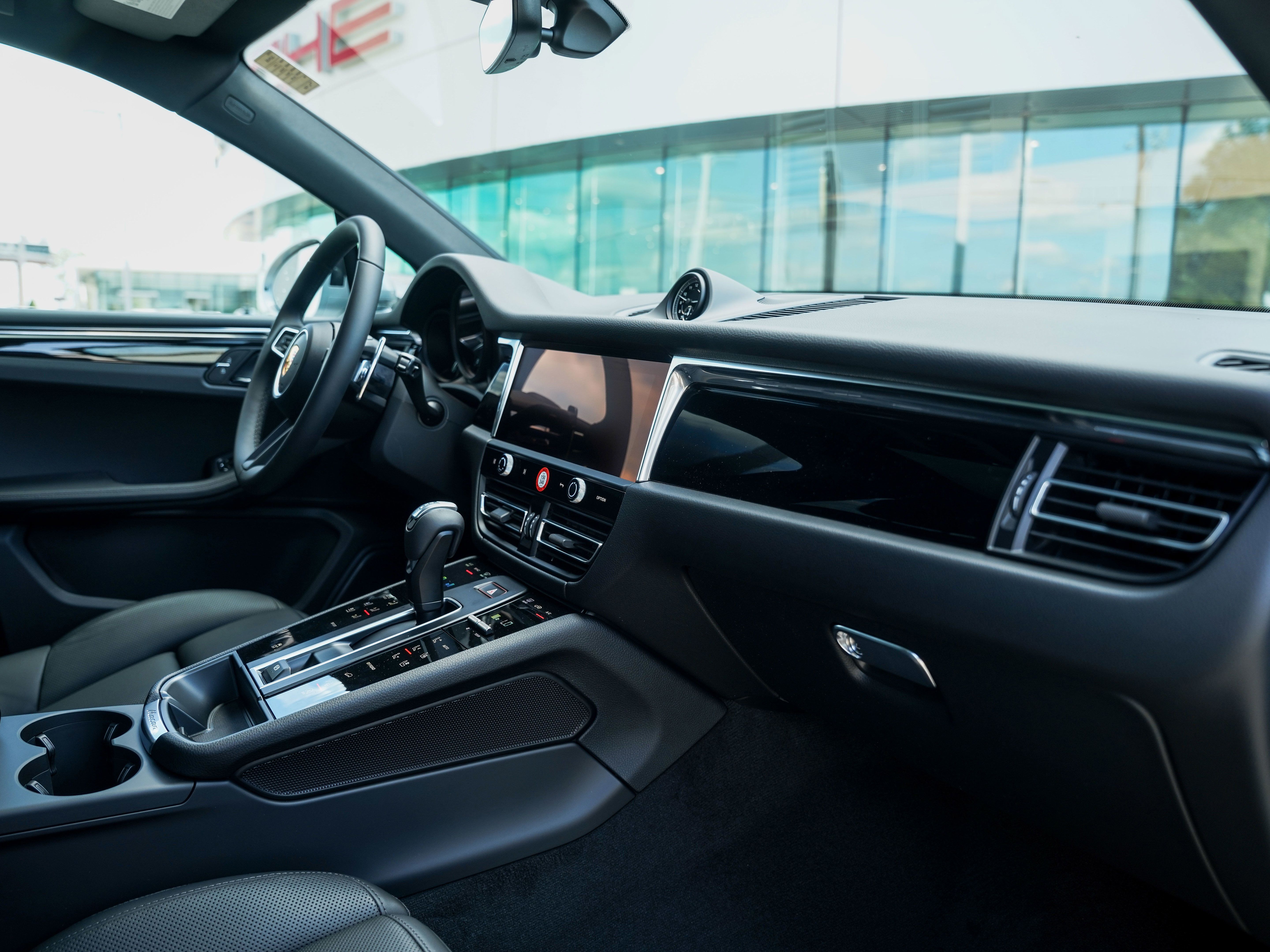 Certified 2026 Porsche Macan AWD/4WD image 32