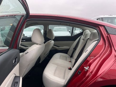 Used 2025 Nissan Altima 2.5 SV image 25