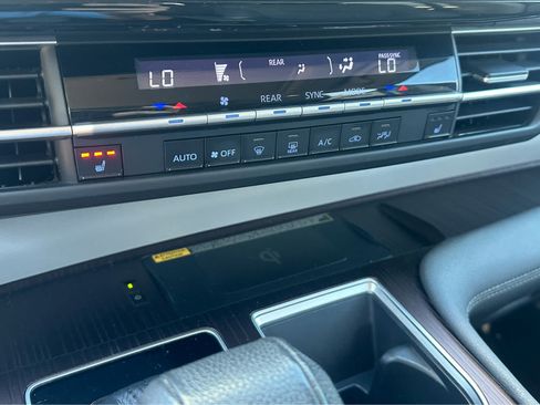 Used 2021 Toyota Sienna XLE w/ XLE Plus Package AWD/4WD image 17