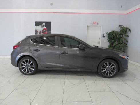 Used 2018 MAZDA MAZDA3 Touring image 3
