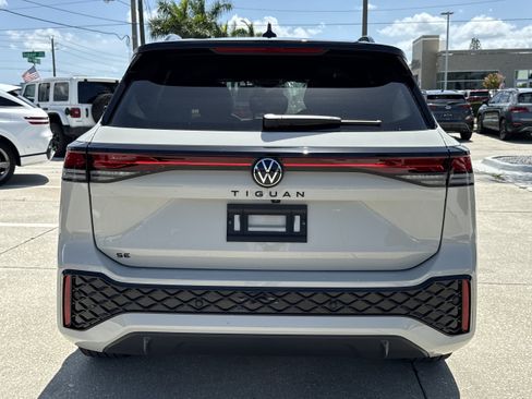 New 2026 Volkswagen Tiguan SE R-Line FWD image 5