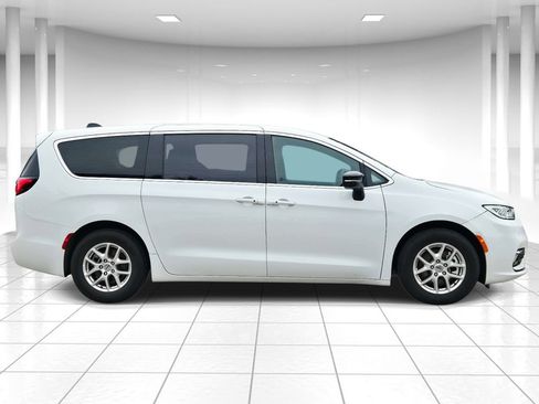 Used 2025 Chrysler Pacifica Select FWD image 2