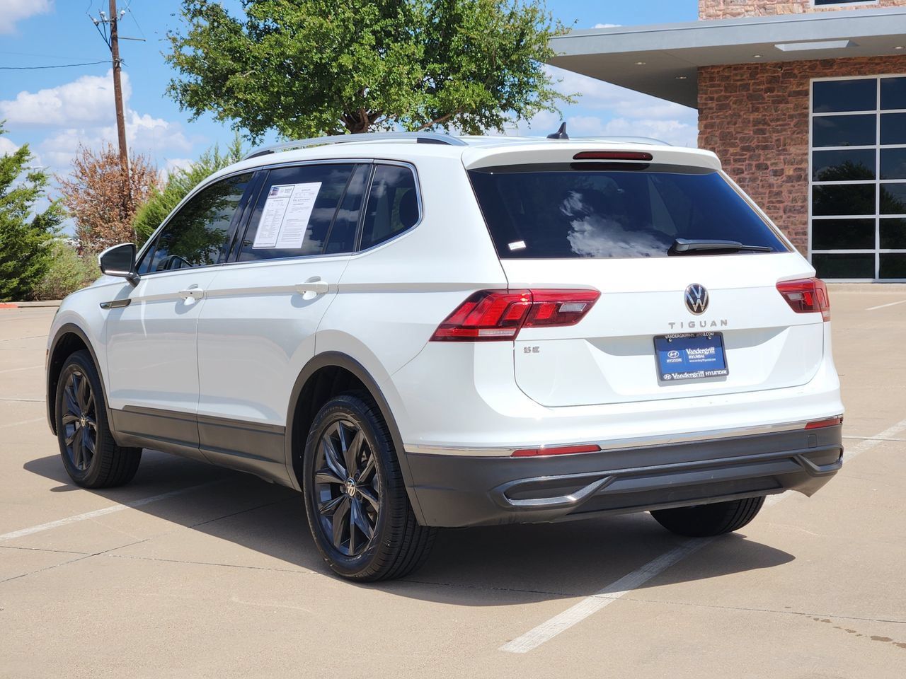 Used 2024 Volkswagen Tiguan SE FWD image 3