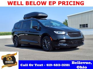 New 2025 Chrysler Pacifica Select image 1