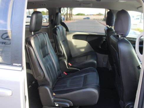 Used 2014 Chrysler Town & Country Touring FWD image 13