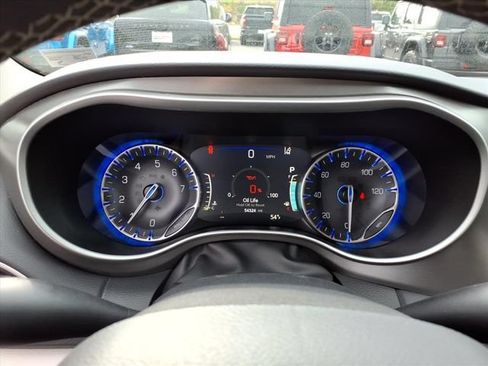 Used 2024 Chrysler Pacifica Touring-L FWD image 17