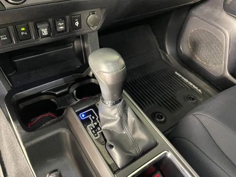 Used 2019 Toyota Tacoma TRD Off-Road w/ Technology Package AWD/4WD image 9