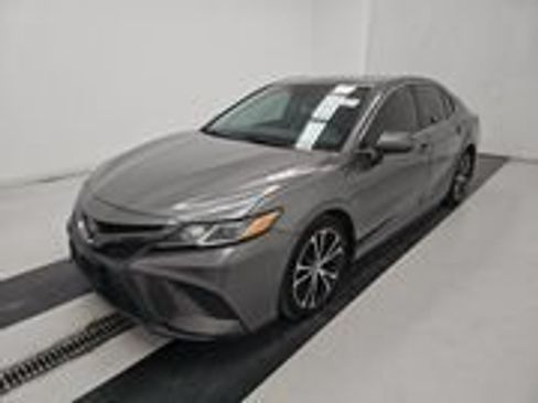 Used 2020 Toyota Camry SE FWD image 1