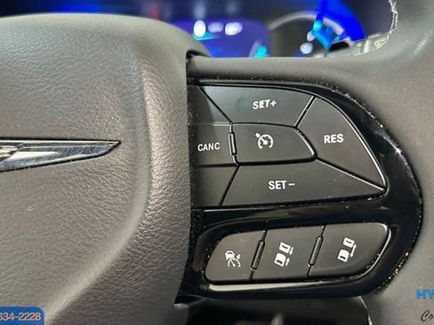 Used 2023 Chrysler Pacifica Limited w/ Uconnect Theater Family Group FWD image 39
