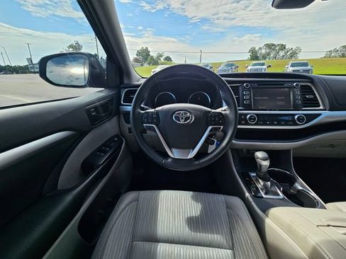 Used 2019 Toyota Highlander Plus FWD image 13
