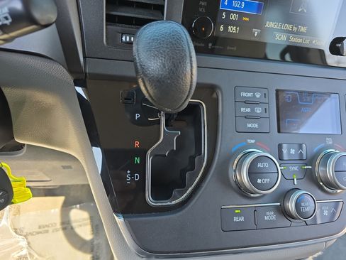 Used 2017 Toyota Sienna LE image 24