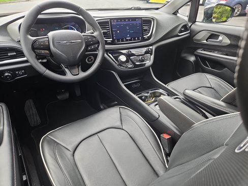 Used 2023 Chrysler Pacifica Limited w/ S Appearance Package FWD image 3