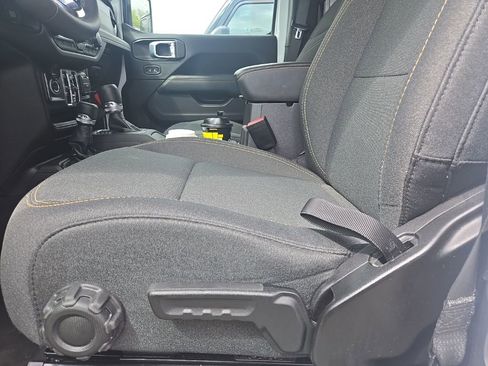 Used 2025 Jeep Wrangler Unlimited Sahara w/ Safety Group image 5