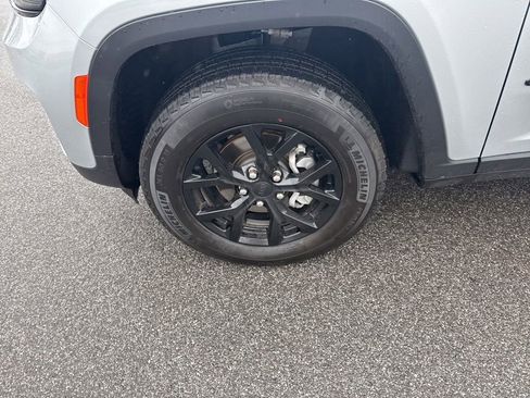 Used 2025 Jeep Grand Cherokee Altitude image 11