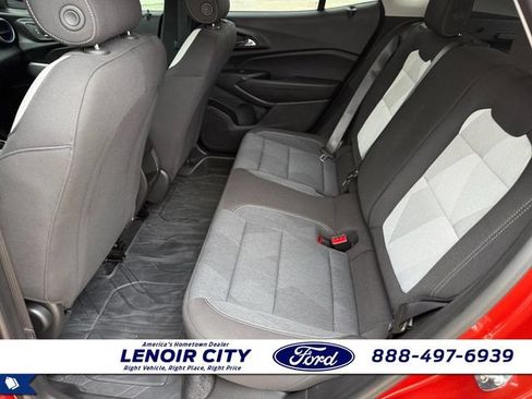 Used 2024 Chevrolet Trax LS w/ LS Convenience Package FWD image 11