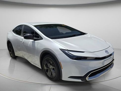 Used 2025 Toyota Prius Plug-In Hybrid FWD image 4