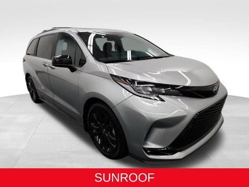 Used 2025 Toyota Sienna XSE image 2
