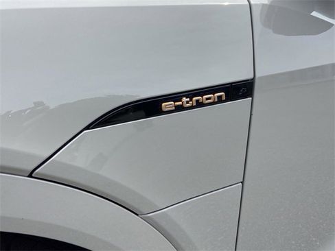 Used 2022 Audi e-tron Premium w/ Convenience Plus Package image 31