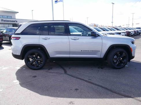 New 2025 Jeep Grand Cherokee Limited w/ Luxury Tech Group II image 17