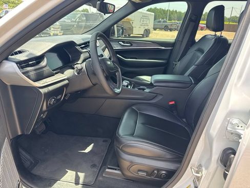 Used 2024 Jeep Grand Cherokee L Limited w/ Black Appearance Package RWD image 12