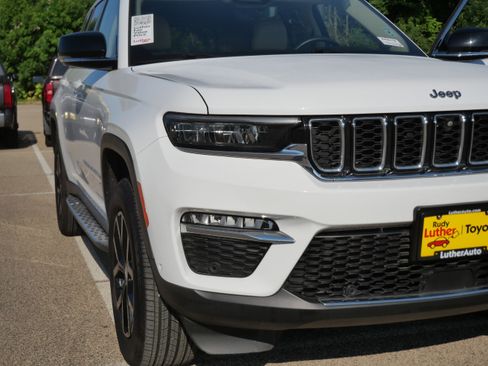 Used 2022 Jeep Grand Cherokee Limited w/ Luxury Tech Group II AWD/4WD image 16