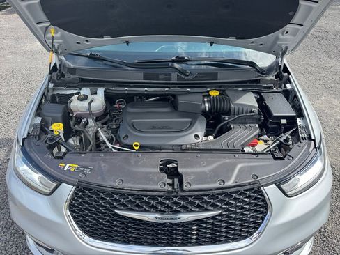 Used 2024 Chrysler Pacifica Touring-L image 31