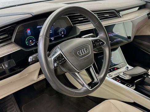 Used 2022 Audi e-tron Premium Plus w/ Premium Plus Package AWD/4WD image 18