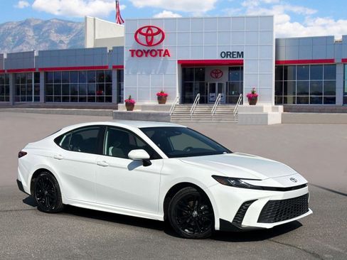 Used 2025 Toyota Camry SE FWD image 1