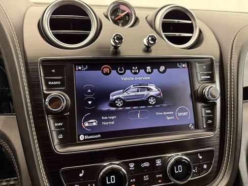 Used 2017 Bentley Bentayga AWD/4WD image 28