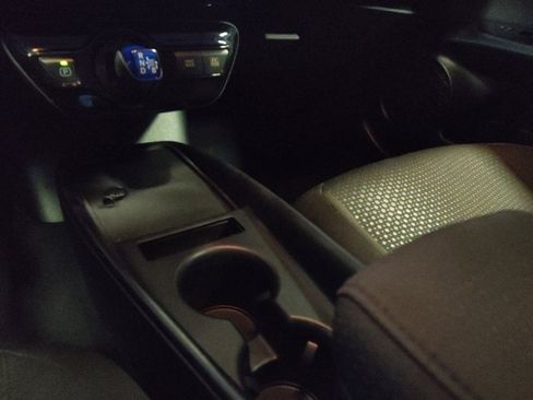 Used 2020 Toyota Prius LE image 26
