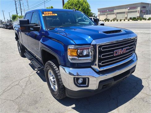 Used 2019 GMC Sierra 2500 SLE w/ SLE Preferred Package AWD/4WD image 2