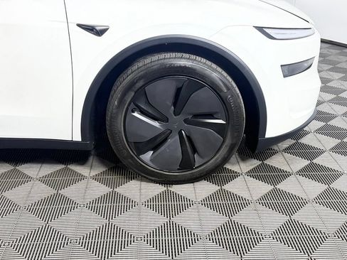 Used 2026 Tesla Model Y 2WD image 32